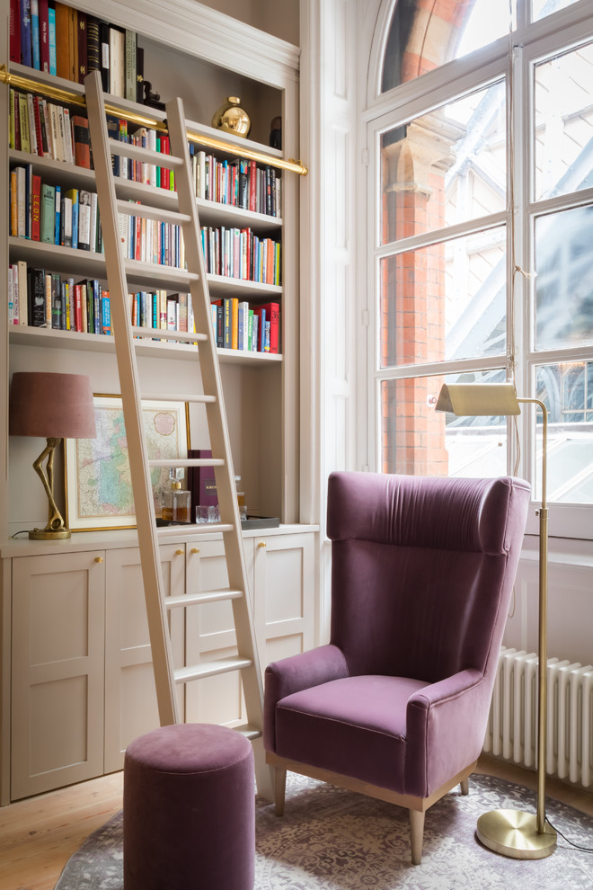 Foto di un soggiorno minimal di medie dimensioni con libreria, parquet chiaro e pavimento beige