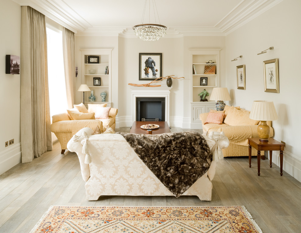 Ispirazione per un soggiorno classico chiuso con sala formale, pareti beige, parquet chiaro e camino classico