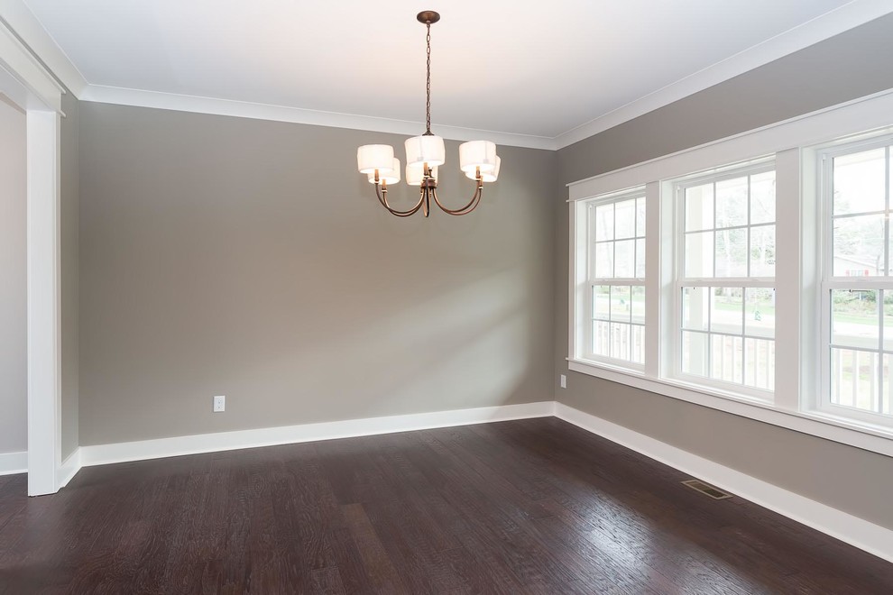Свежая идея для дизайна: изолированная гостиная комната среднего размера в классическом стиле с коричневым полом, серыми стенами и темным паркетным полом без камина - отличное фото интерьера