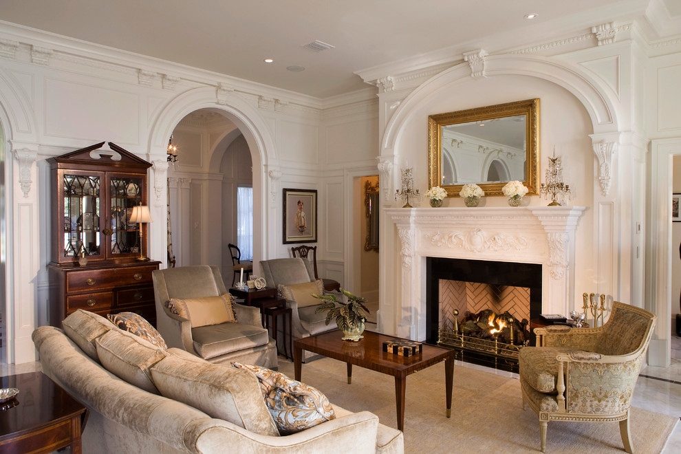 Стильный дизайн: большая изолированная гостиная комната в классическом стиле с белыми стенами, стандартным камином, мраморным полом и фасадом камина из камня без телевизора - последний тренд