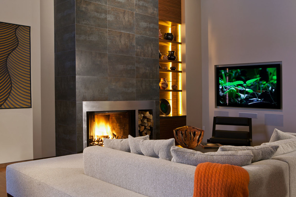 デンバーにある高級な広いコンテンポラリースタイルのおしゃれなリビング (白い壁、無垢フローリング、標準型暖炉、壁掛け型テレビ、コンクリートの暖炉まわり) の写真