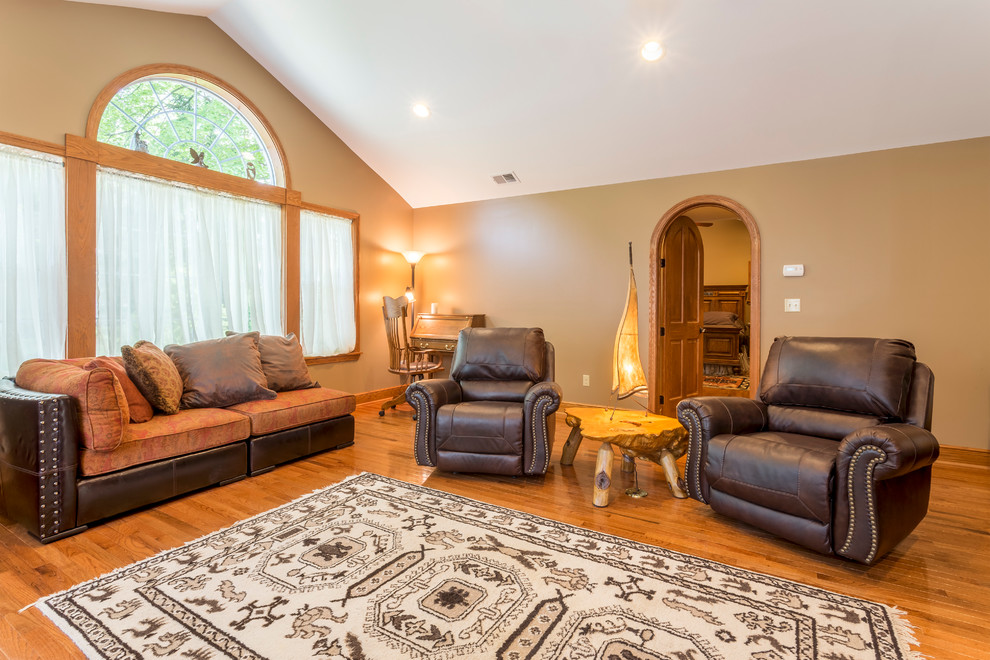 Foto di un grande soggiorno chic chiuso con pareti beige, pavimento in legno massello medio, nessun camino, nessuna TV e pavimento marrone