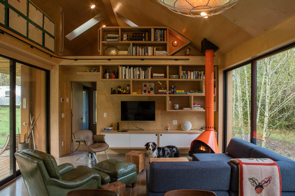 Идея дизайна: маленькая двухуровневая гостиная комната в стиле рустика с бетонным полом и угловым камином для на участке и в саду