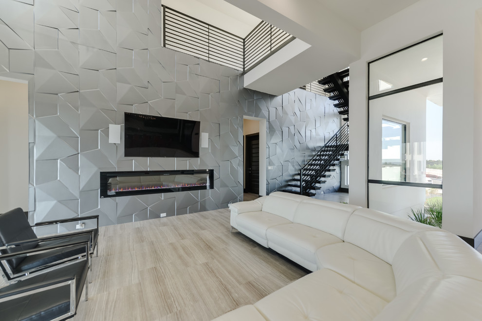 Стильный дизайн: гостиная комната в стиле модернизм с полом из керамогранита, горизонтальным камином и фасадом камина из дерева - последний тренд