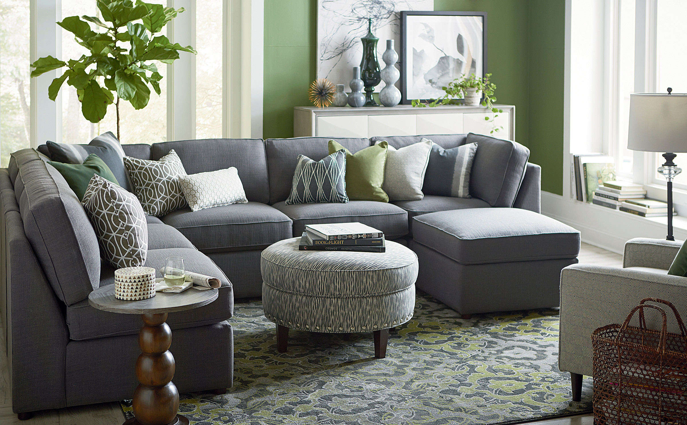 серый диван с разноцветными подушками