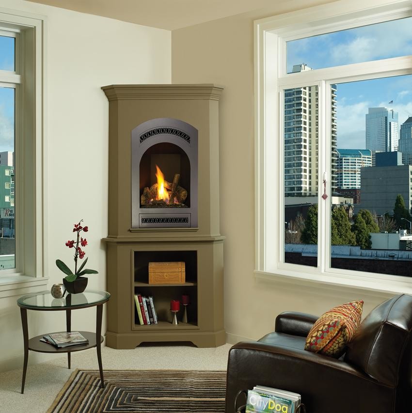 シアトルにあるトランジショナルスタイルのおしゃれなリビングロフト (ベージュの壁、カーペット敷き、コーナー設置型暖炉、木材の暖炉まわり、ベージュの床) の写真