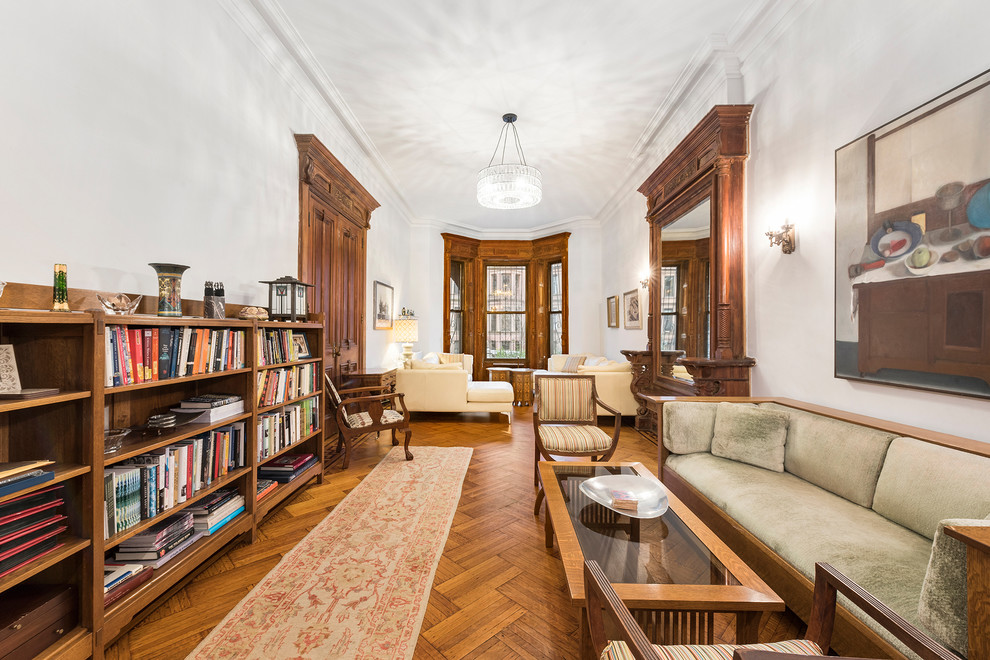 Foto de salón cerrado clásico renovado con paredes blancas, suelo de madera en tonos medios y suelo marrón