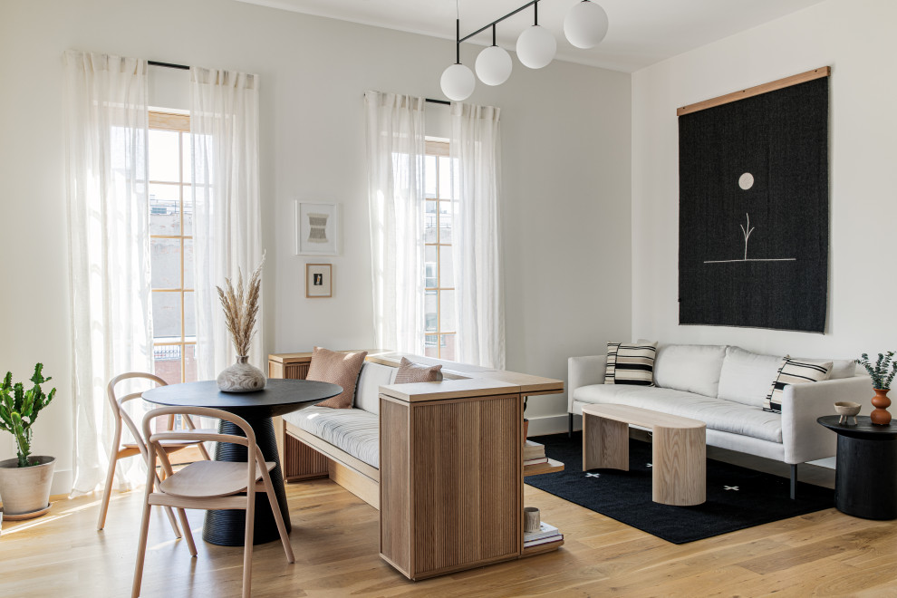 Kleines, Offenes Skandinavisches Wohnzimmer ohne Kamin mit weißer Wandfarbe und hellem Holzboden in New York