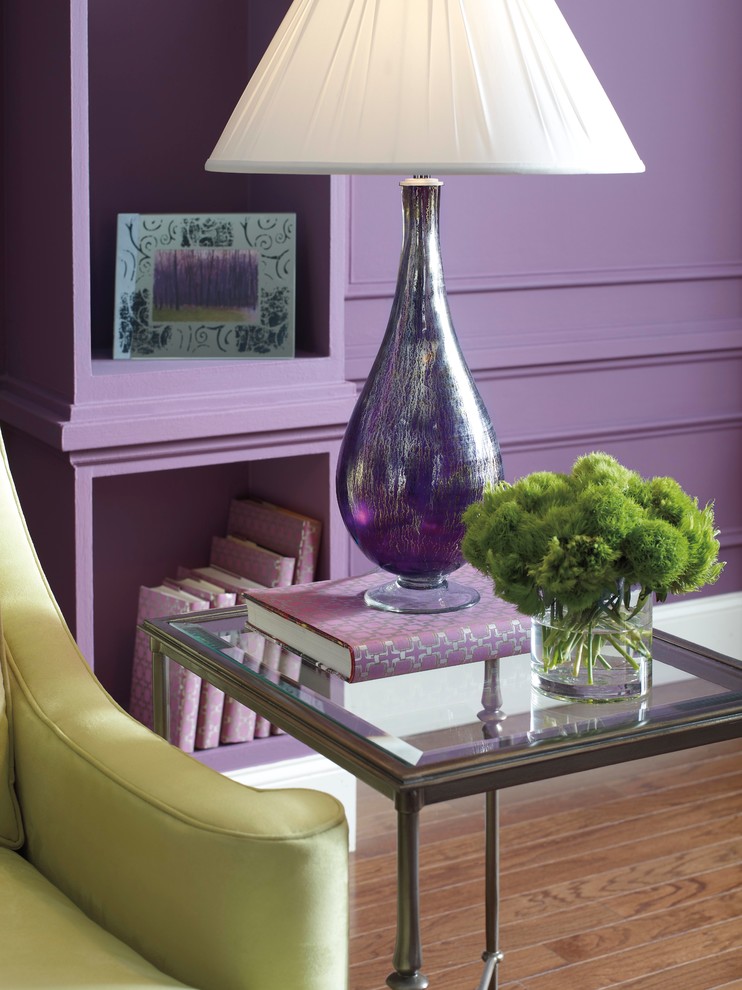 Foto di un grande soggiorno moderno chiuso con pareti viola e pavimento in legno massello medio