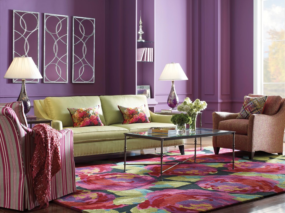 Immagine di un grande soggiorno minimalista aperto con sala formale, pareti viola e pavimento in legno massello medio