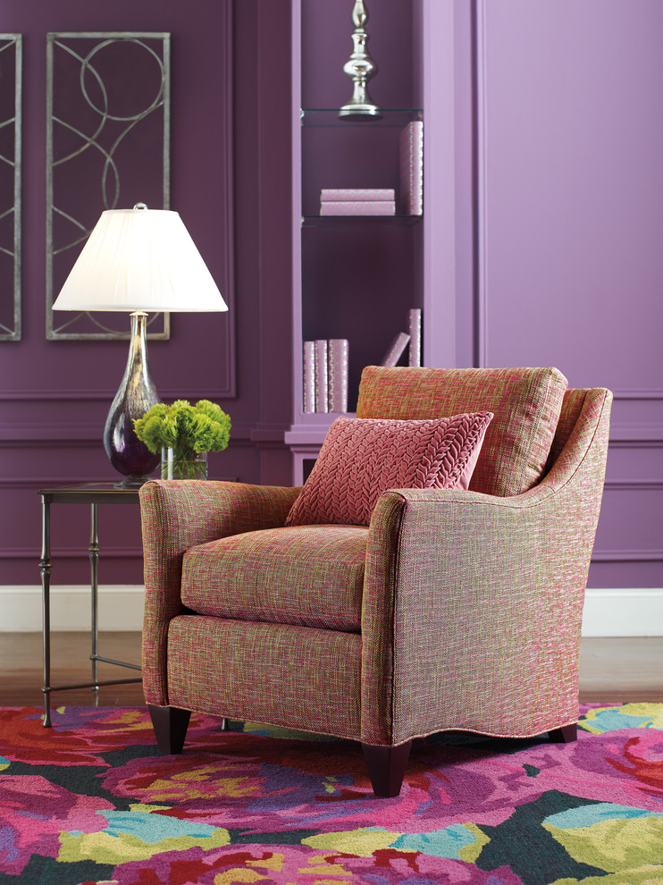 Foto di un soggiorno minimalista con pareti viola e pavimento in legno massello medio