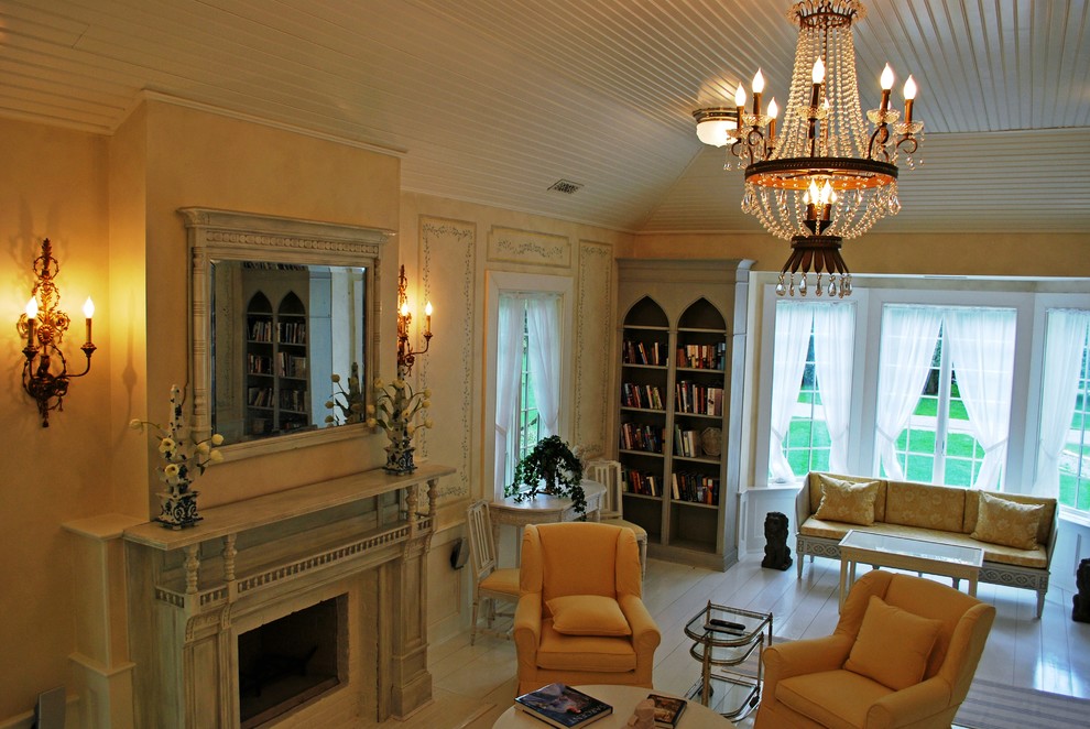Klassisches Wohnzimmer mit gelber Wandfarbe, gebeiztem Holzboden, Kamin und Kaminumrandung aus Backstein in New York