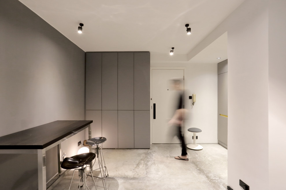 Mittelgroßes Industrial Wohnzimmer im Loft-Stil mit grauer Wandfarbe und Betonboden in Hongkong