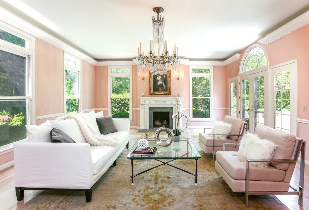 Inspiration för klassiska separata vardagsrum, med rosa väggar, mellanmörkt trägolv, en standard öppen spis, en spiselkrans i trä och brunt golv