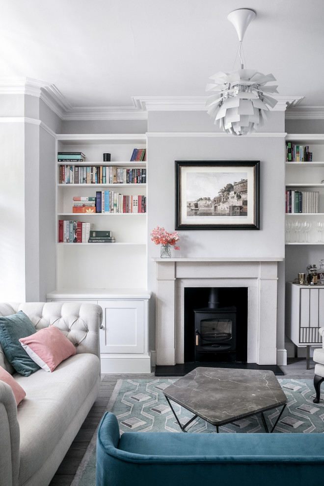Klassisches Wohnzimmer mit grauer Wandfarbe, dunklem Holzboden, Kaminofen und braunem Boden in London