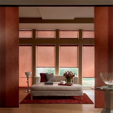 Ispirazione per un soggiorno classico di medie dimensioni e chiuso con pareti rosse, parquet chiaro, nessun camino, nessuna TV e pavimento marrone
