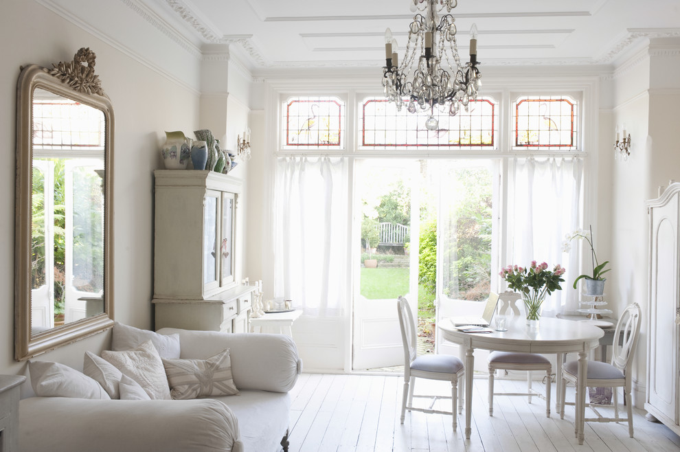 Ejemplo de salón abierto romántico con paredes beige, suelo de madera pintada y cortinas