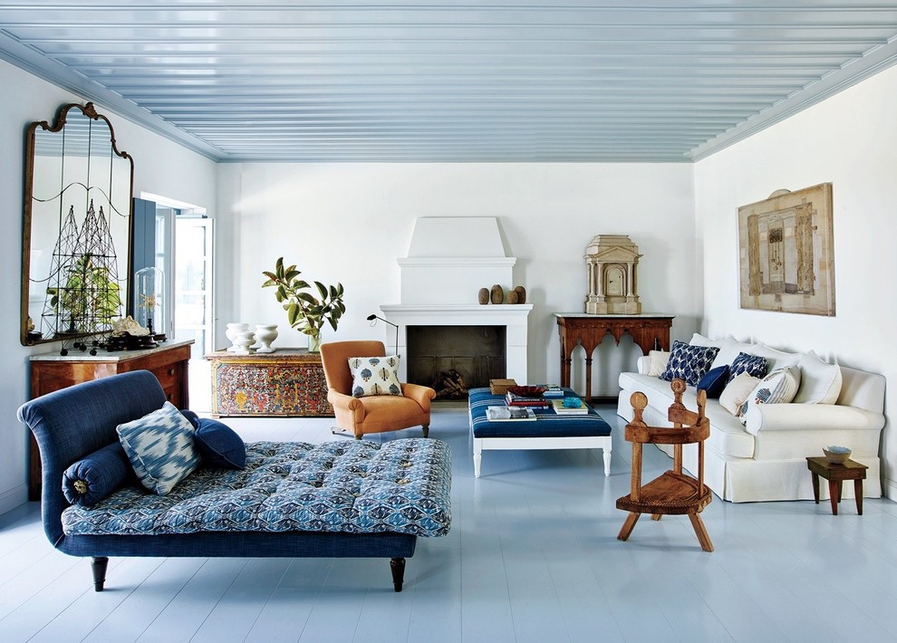 アジアンスタイルのおしゃれなリビング (白い壁、塗装フローリング、標準型暖炉、コンクリートの暖炉まわり、青い床) の写真