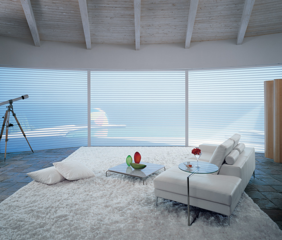 Mittelgroßes, Fernseherloses Modernes Wohnzimmer mit beiger Wandfarbe und Schieferboden in Grand Rapids
