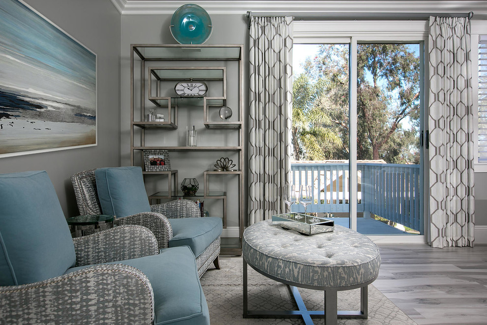 Идея дизайна: гостиная комната среднего размера в морском стиле с серыми стенами, полом из керамогранита и серым полом без камина