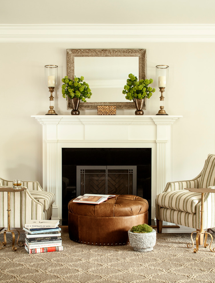 Стильный дизайн: гостиная комната в классическом стиле с белыми стенами и стандартным камином - последний тренд