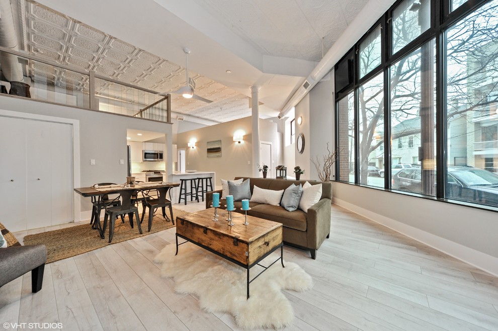 Mittelgroßes, Repräsentatives, Fernseherloses Modernes Wohnzimmer ohne Kamin, im Loft-Stil mit grauer Wandfarbe und hellem Holzboden in Chicago