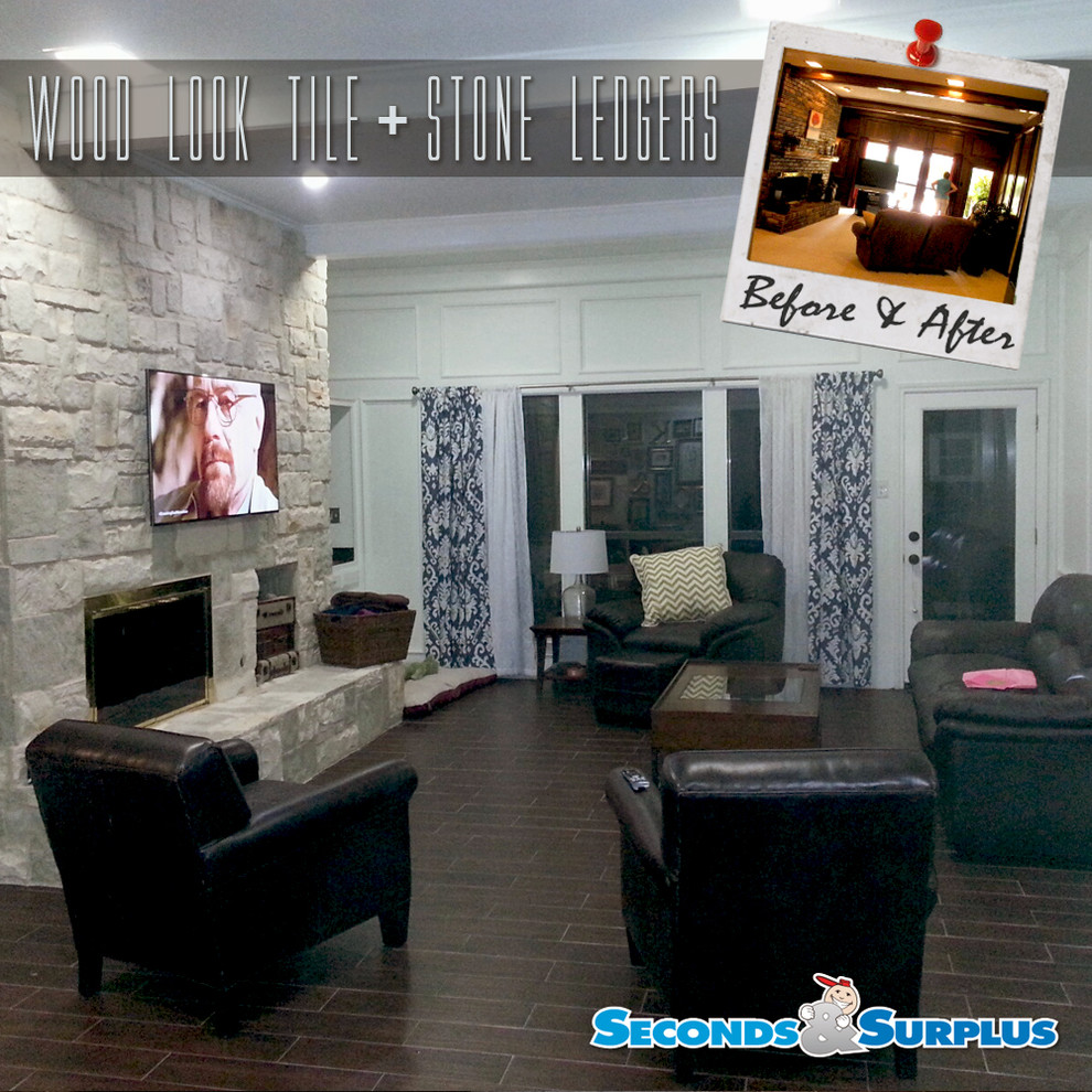 Пример оригинального дизайна: открытая гостиная комната среднего размера в стиле рустика с белыми стенами, полом из керамогранита, стандартным камином, фасадом камина из камня и телевизором на стене