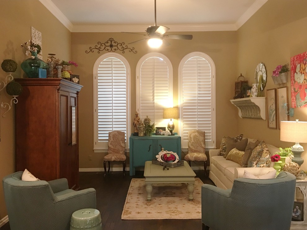 Kleines, Abgetrenntes Shabby-Style Wohnzimmer mit beiger Wandfarbe und dunklem Holzboden in Oklahoma City