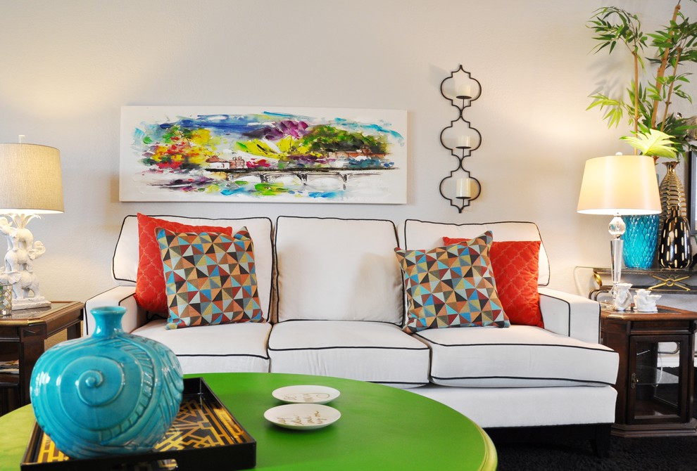На фото: открытая гостиная комната среднего размера в стиле неоклассика (современная классика) с серыми стенами, ковровым покрытием, стандартным камином, фасадом камина из кирпича и отдельно стоящим телевизором