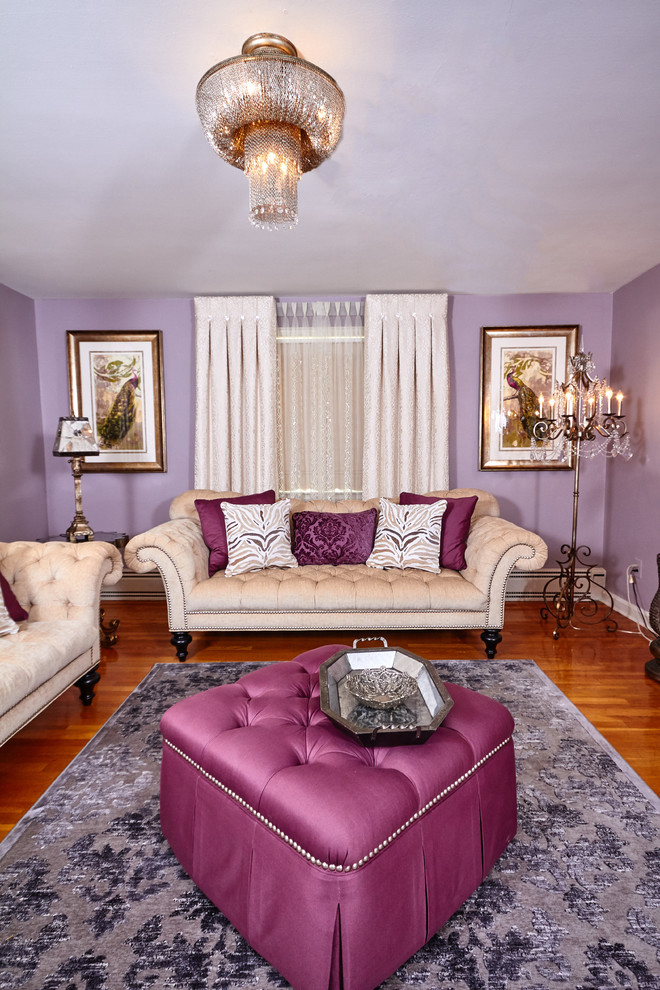 Großes, Repräsentatives, Abgetrenntes Klassisches Wohnzimmer mit lila Wandfarbe und braunem Holzboden in New York