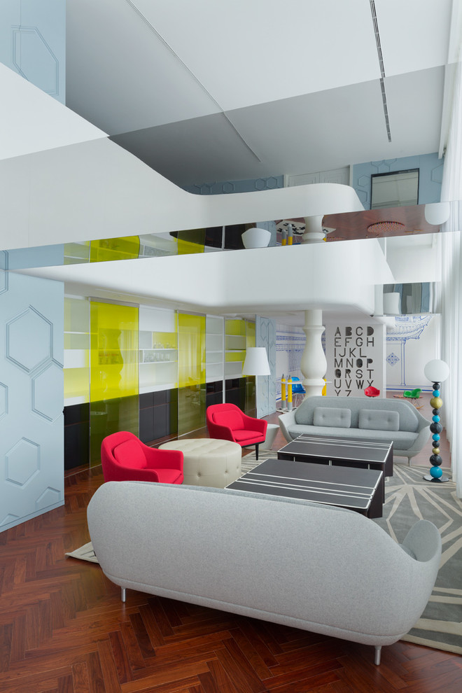 Идея дизайна: большая парадная гостиная комната в современном стиле с разноцветными стенами и паркетным полом среднего тона без телевизора