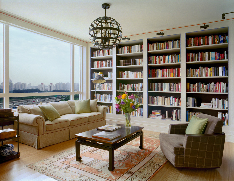 Klassische Bibliothek mit braunem Holzboden in New York
