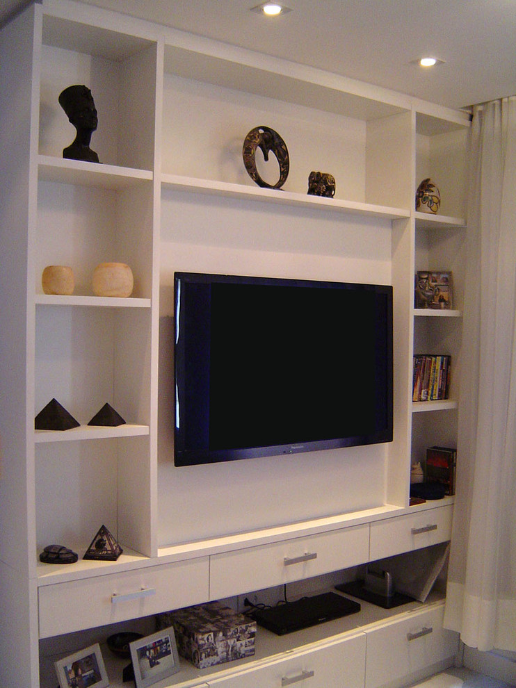 Réalisation d'un petit salon design avec un mur blanc, un sol en carrelage de porcelaine et un téléviseur encastré.