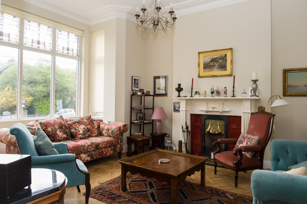 Design ideas for a classic living room in Dublin.