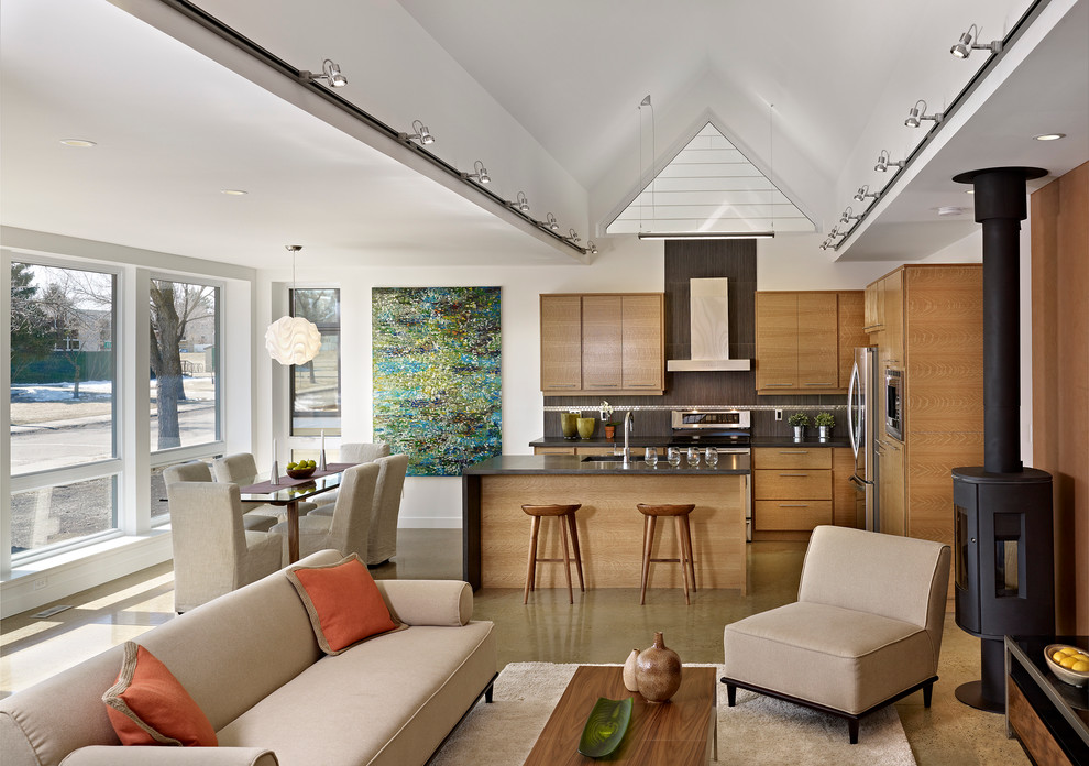 Mittelgroßes, Repräsentatives, Offenes Modernes Wohnzimmer mit weißer Wandfarbe, Kaminofen, Betonboden und beigem Boden in Edmonton