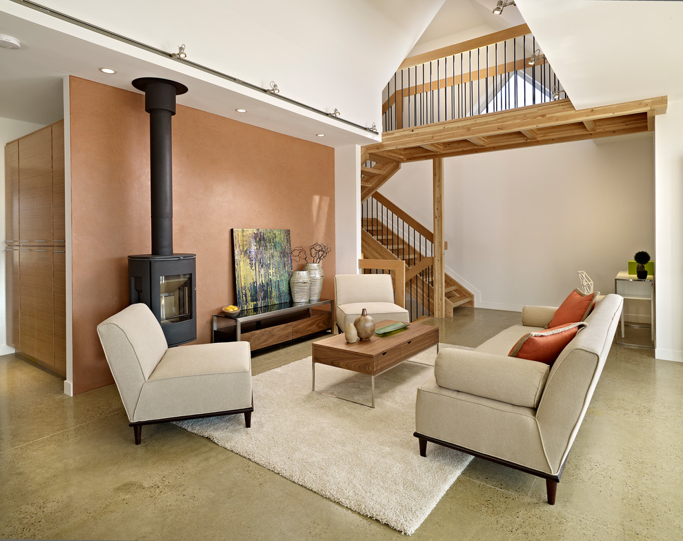 Idée de décoration pour un salon design avec sol en béton ciré et un mur marron.