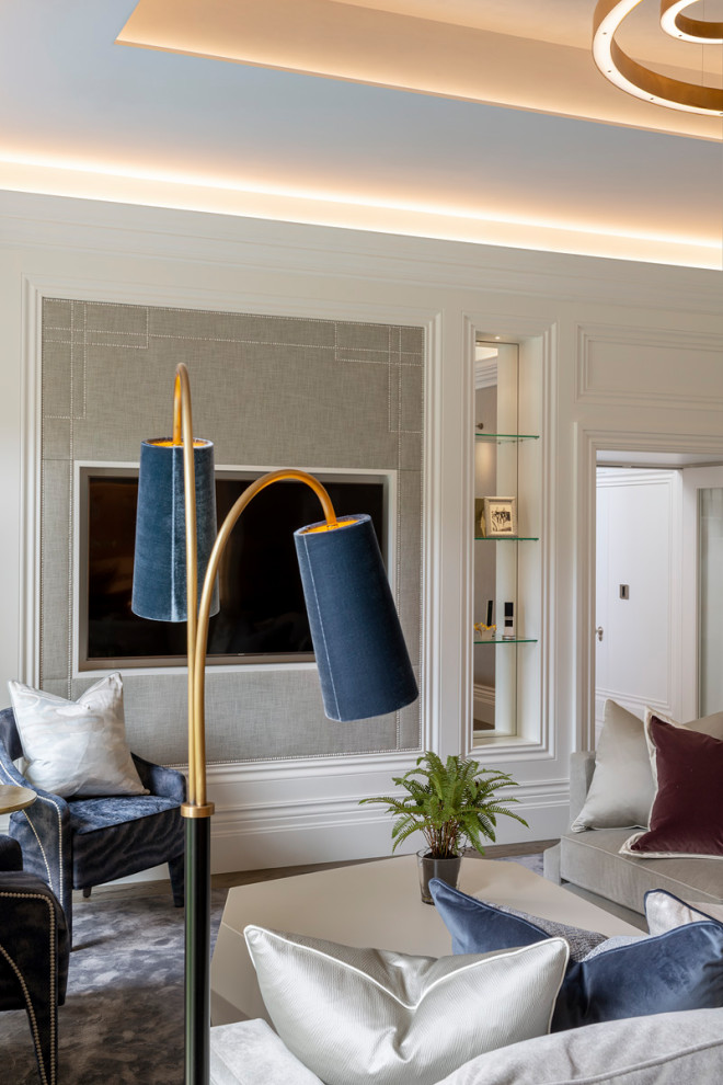 Стильный дизайн: гостиная комната в классическом стиле с темным паркетным полом - последний тренд