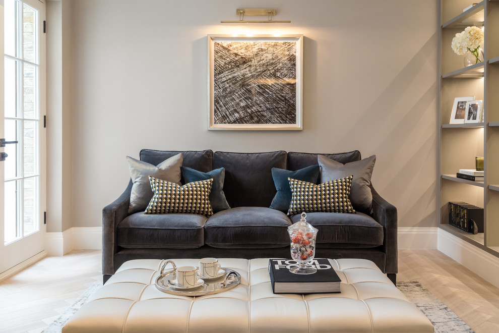 Esempio di un soggiorno minimal con pareti beige e parquet chiaro