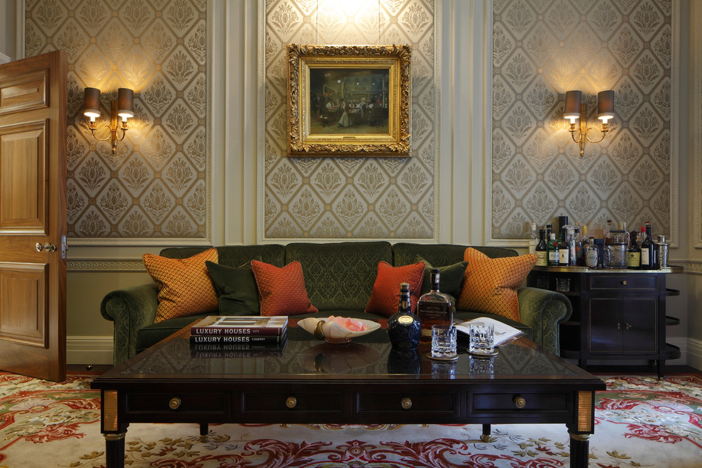 На фото: гостиная комната в викторианском стиле