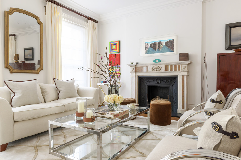 Esempio di un soggiorno classico di medie dimensioni con pareti beige, pavimento in legno massello medio, camino classico e pavimento marrone