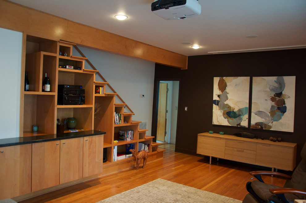 Diseño de salón abierto contemporáneo de tamaño medio con paredes blancas, suelo de madera en tonos medios y pared multimedia