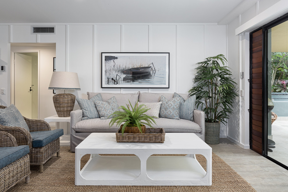 Esempio di un soggiorno stile marinaro con pareti bianche e pavimento grigio