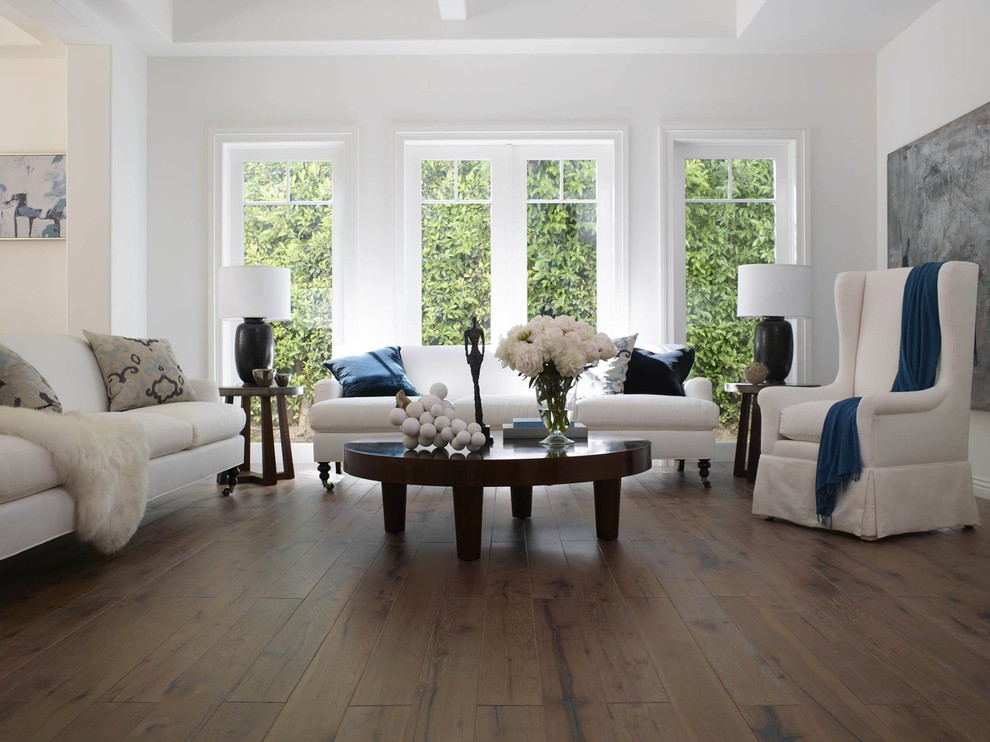 Immagine di un grande soggiorno classico aperto con pareti bianche, parquet scuro e pavimento marrone