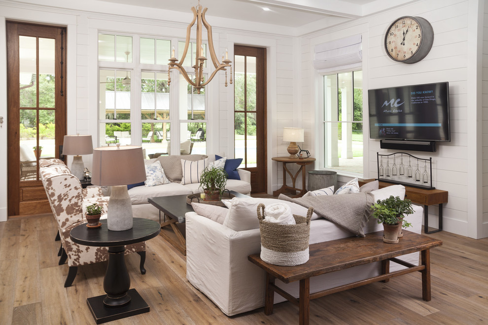 Ispirazione per un grande soggiorno rustico con parquet chiaro, TV a parete e pavimento marrone