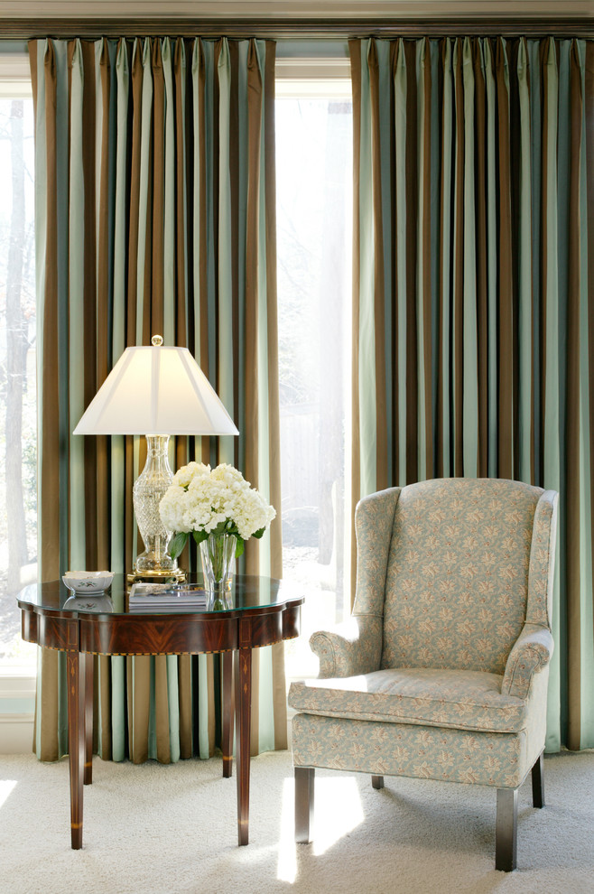 Идея дизайна: гостиная комната в классическом стиле с ковровым покрытием и красивыми шторами