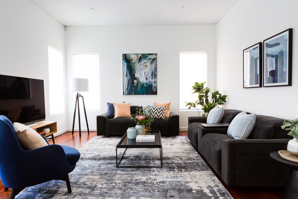 Großes, Abgetrenntes Modernes Wohnzimmer ohne Kamin mit weißer Wandfarbe, dunklem Holzboden, freistehendem TV und braunem Boden in Sydney