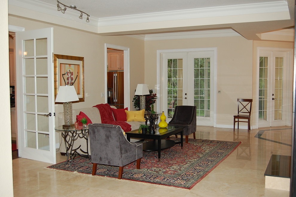 Immagine di un soggiorno tradizionale di medie dimensioni e aperto con pareti beige, pavimento in pietra calcarea, nessun camino, nessuna TV e pavimento beige