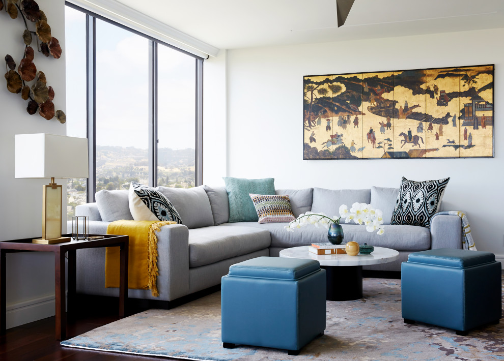 Mittelgroßes, Fernseherloses, Offenes Modernes Wohnzimmer ohne Kamin mit weißer Wandfarbe, dunklem Holzboden und braunem Boden in San Francisco