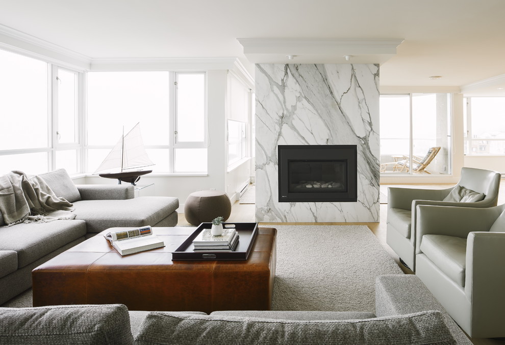 Mittelgroßes, Offenes, Repräsentatives, Fernseherloses Klassisches Wohnzimmer mit weißer Wandfarbe, hellem Holzboden, Kamin und Kaminumrandung aus Stein in Vancouver