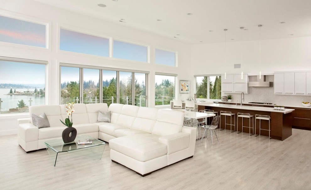 Imagen de salón para visitas abierto minimalista grande sin chimenea y televisor con paredes blancas, suelo de madera clara y suelo gris